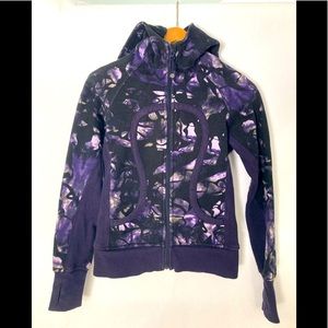 LULULEMON  sweatshirt with hood.